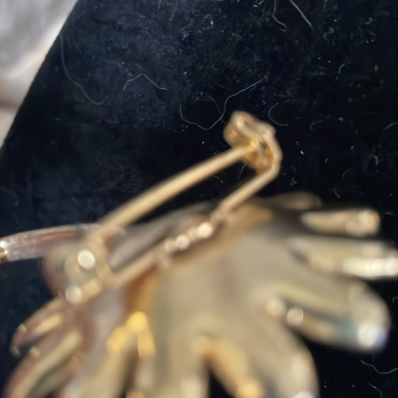 Vintage Weis Daisy Enamel Flower Brooch with Gold Accents - Picture 5 of 6